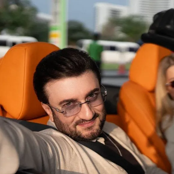 Она девочка, ей можно