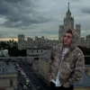 До неё