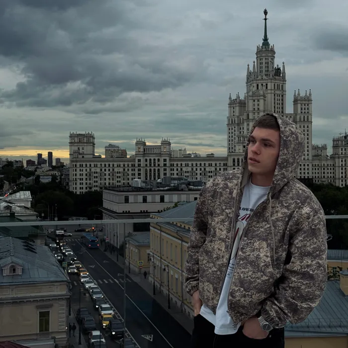 До неё