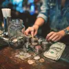 Биология чаевых: как гормоны управляют кошельками клиентов Биология чаевых: как гормоны управляют кошельками клиентов
